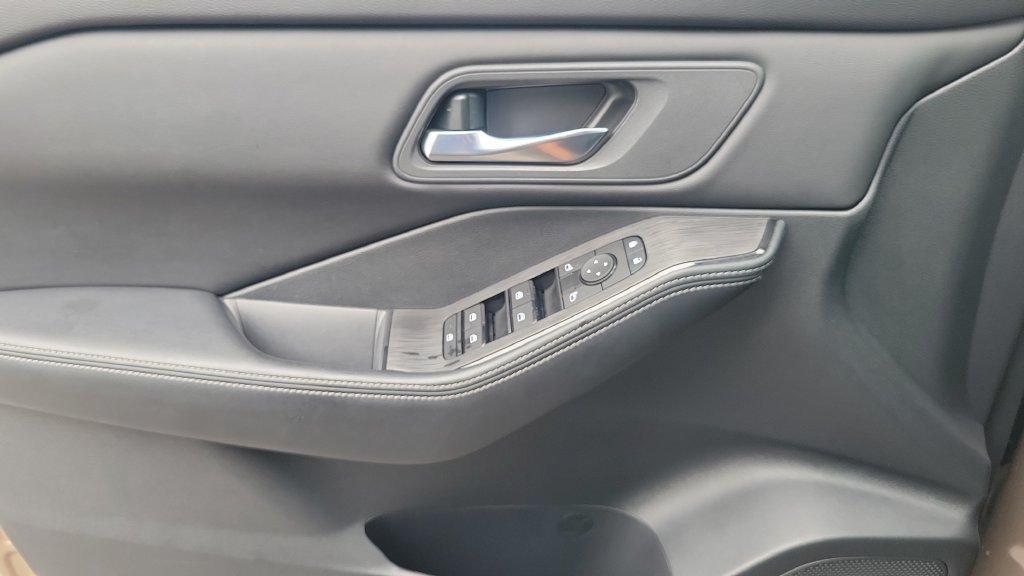 Used 2024 Nissan Rogue SV FWD image 17