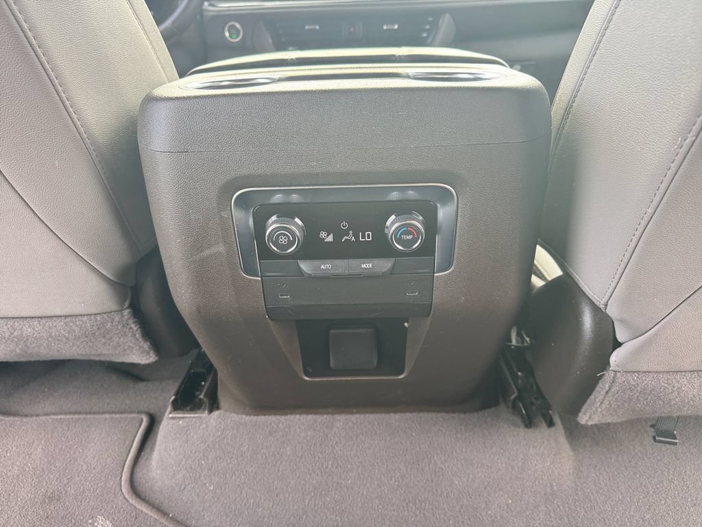 Used 2025 Chevrolet Suburban LT RWD image 29