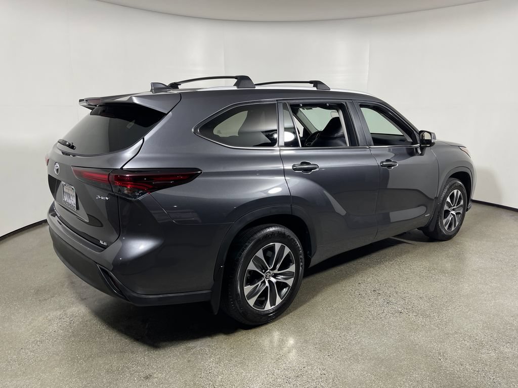 Certified 2025 Toyota Highlander XLE AWD/4WD image 3