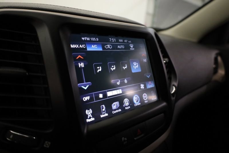 Used 2018 Jeep Cherokee Limited image 18