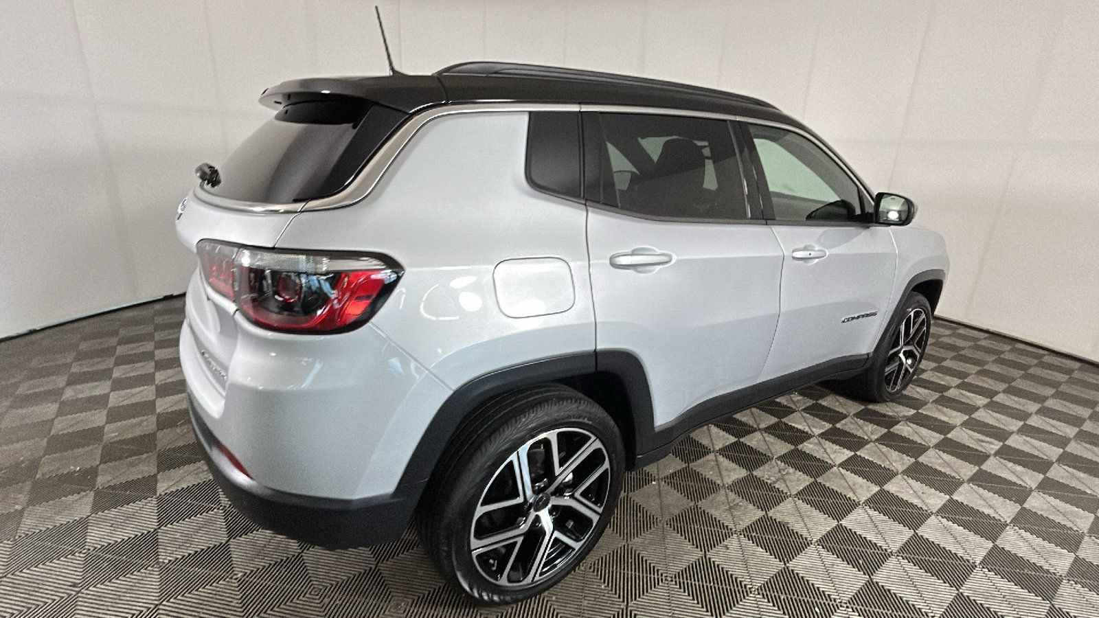 Used 2025 Jeep Compass Limited AWD/4WD image 3