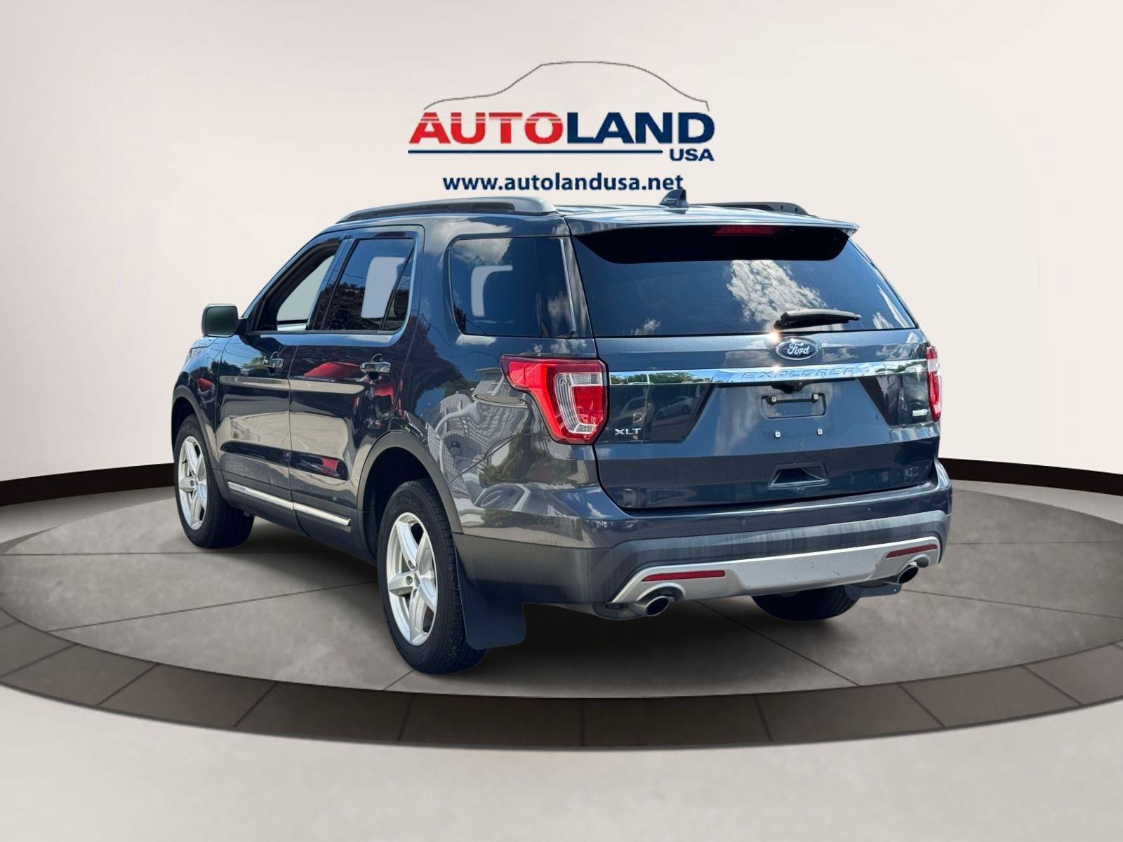 Used 2017 Ford Explorer XLT w/ Equipment Group 202A AWD/4WD image 5