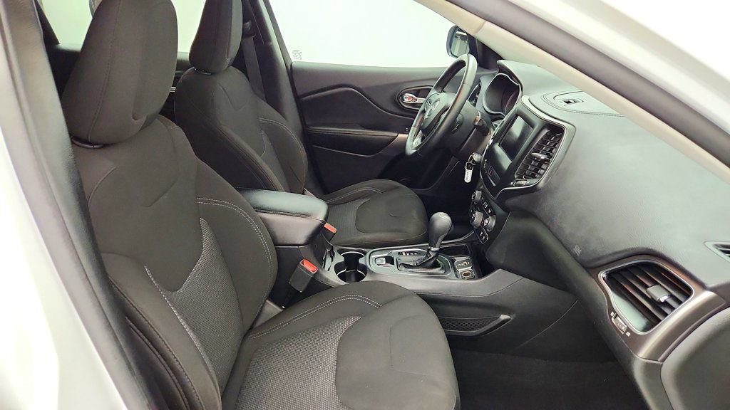 Used 2019 Jeep Cherokee Latitude w/ Cold Weather Group FWD image 23