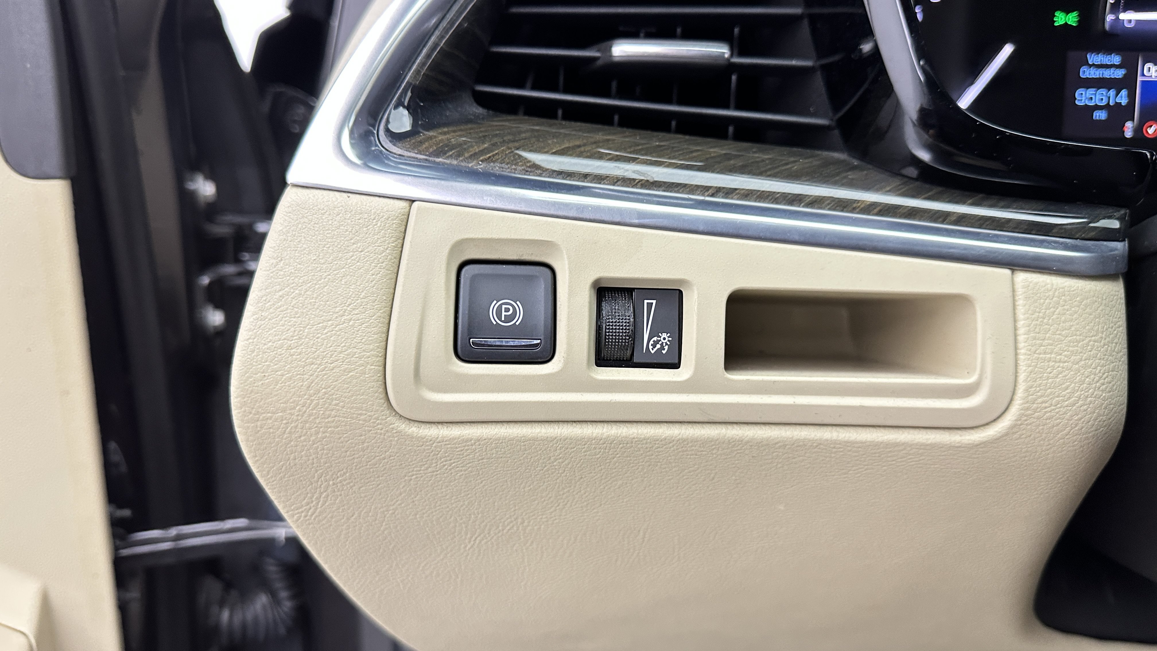 Used 2018 Cadillac XT5 FWD w/ LPO, Wheel Lock Package image 23