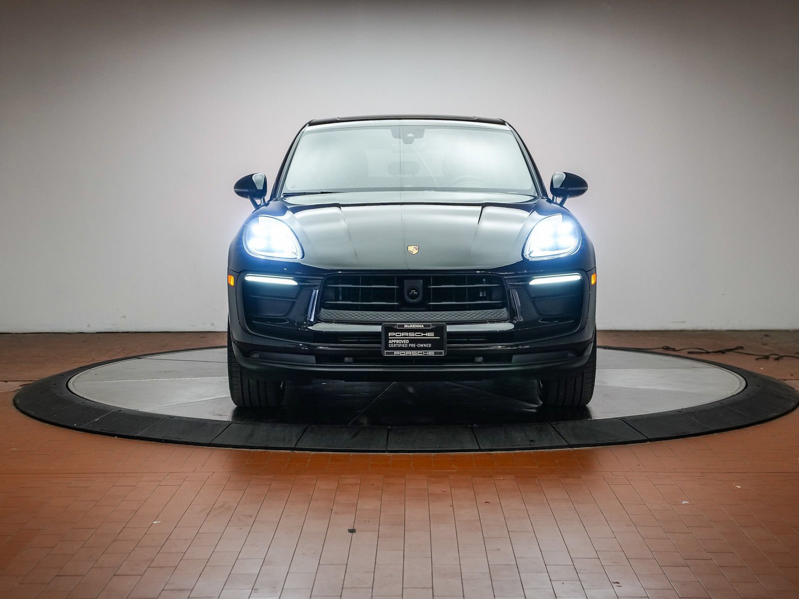 Certified 2024 Porsche Macan AWD/4WD image 9