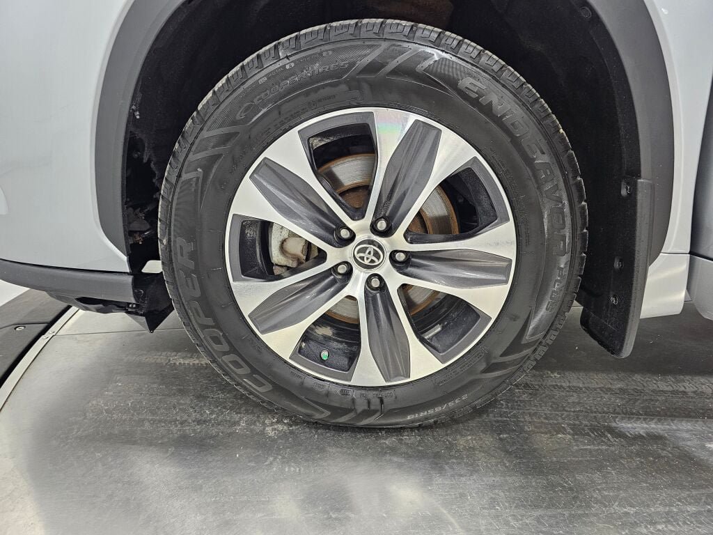Used 2020 Toyota Highlander XLE AWD/4WD image 10