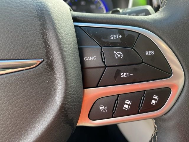 Used 2024 Chrysler Pacifica Touring-L FWD image 19