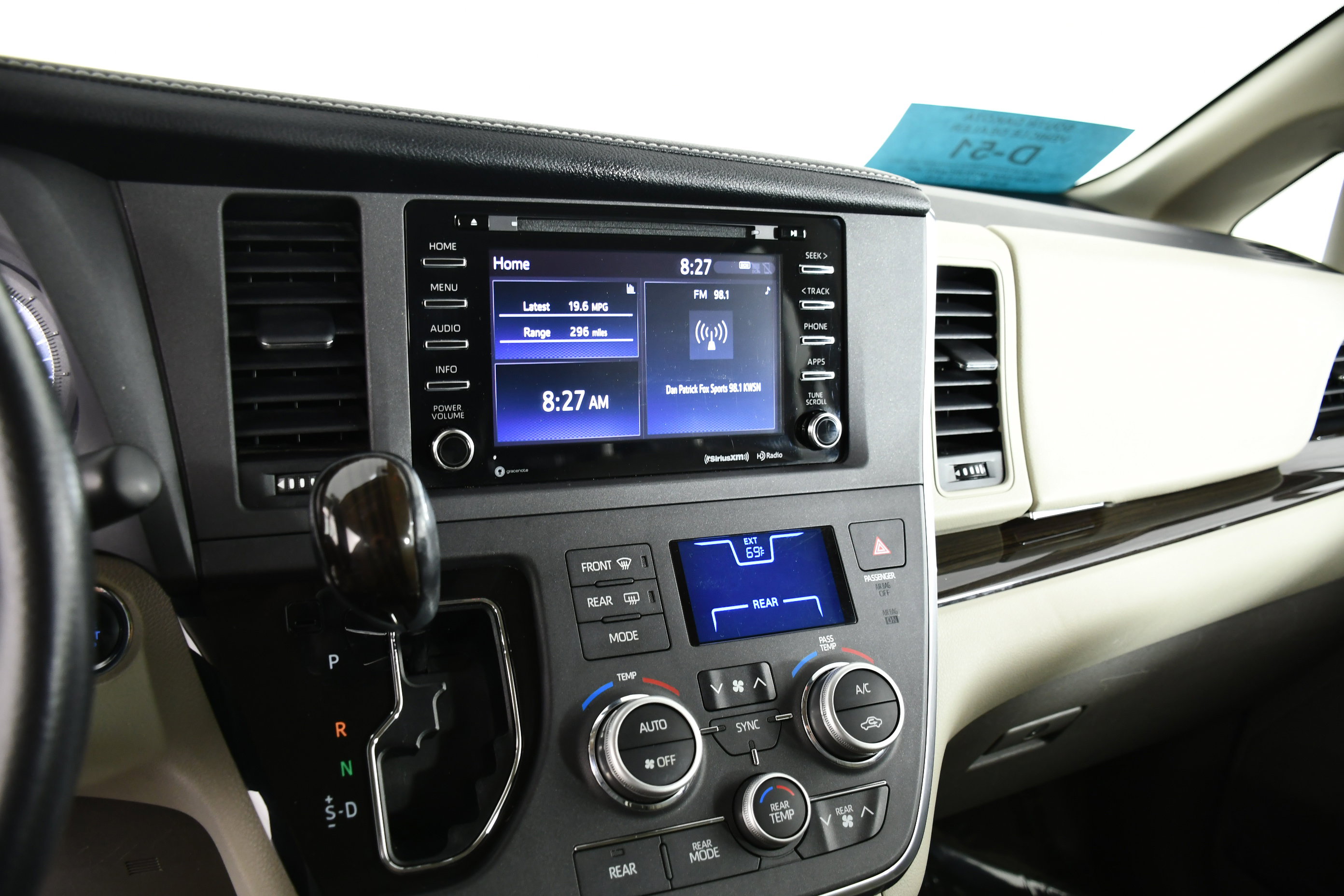 Used 2018 Toyota Sienna XLE FWD image 25