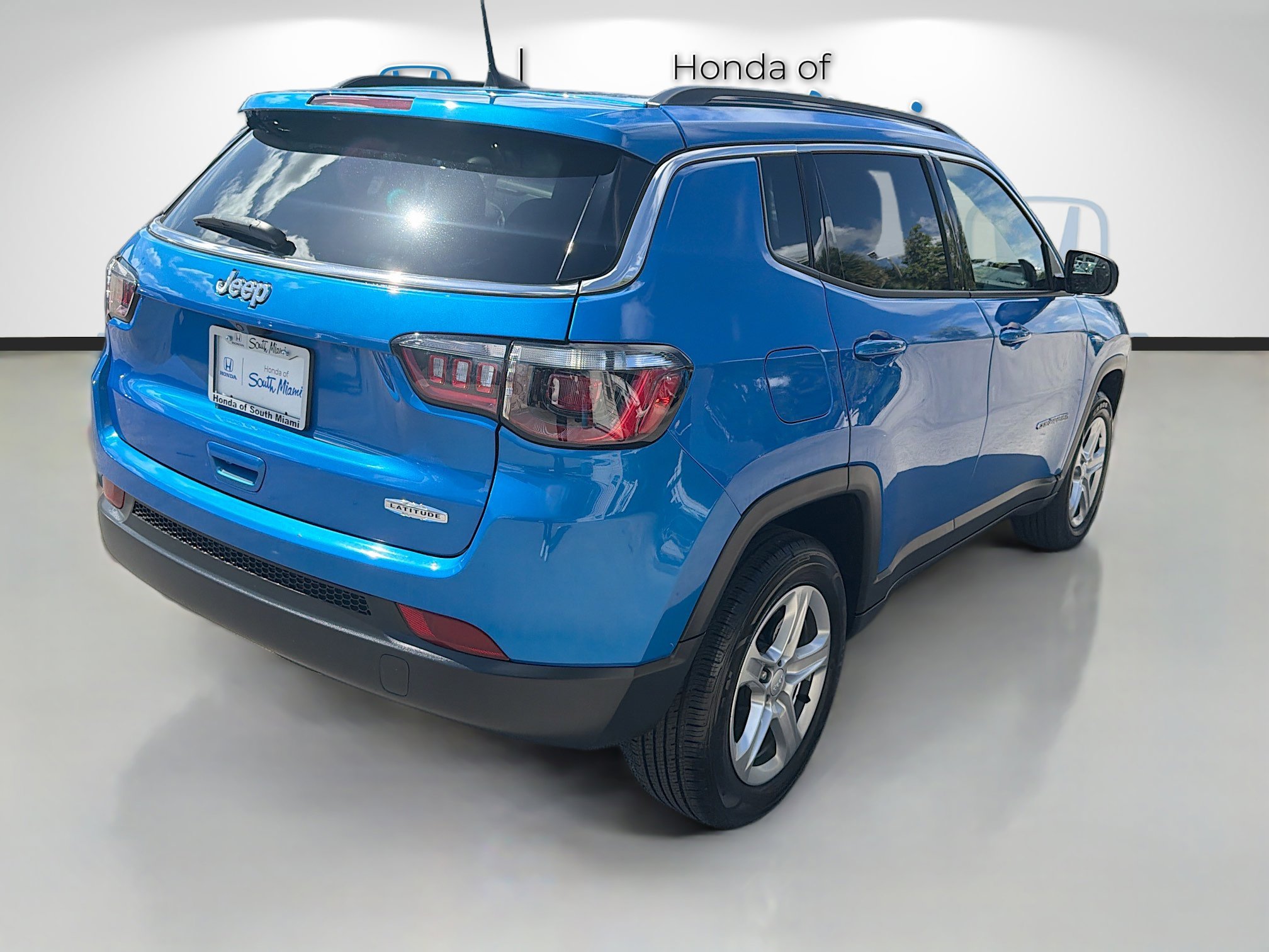 Used 2023 Jeep Compass Latitude w/ Sun and Sound Group AWD/4WD image 7