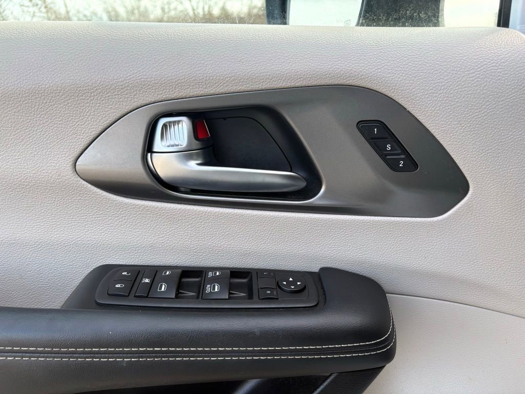 Used 2023 Chrysler Pacifica Touring-L image 20