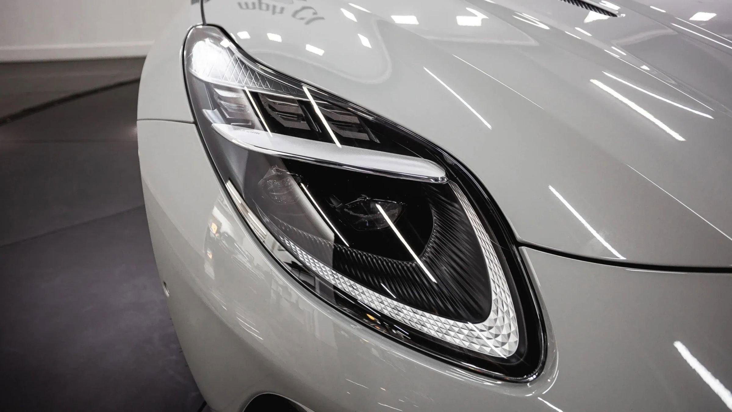 Used 2024 Aston Martin DB12 Convertible image 39