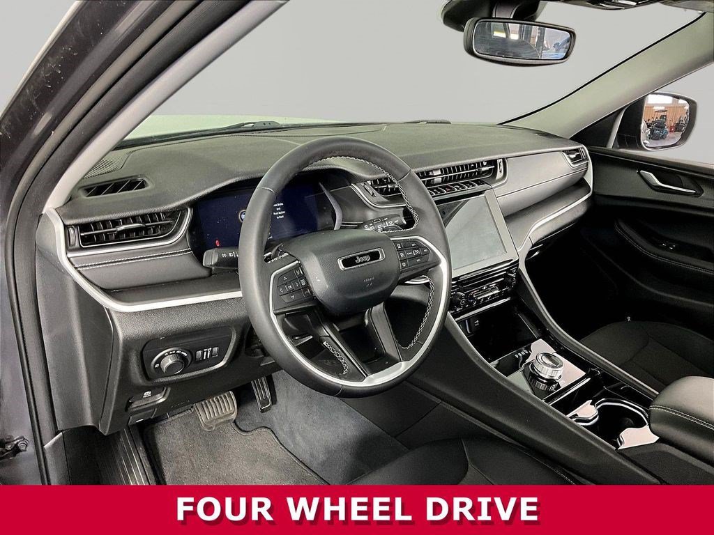 Used 2023 Jeep Grand Cherokee Laredo AWD/4WD image 17