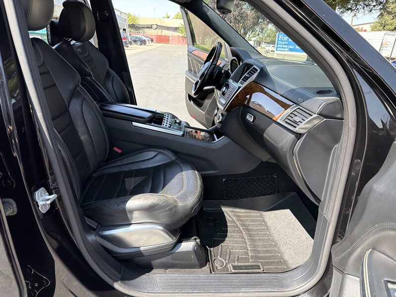 Used 2015 Mercedes-Benz GL 63 AMG 4MATIC image 34