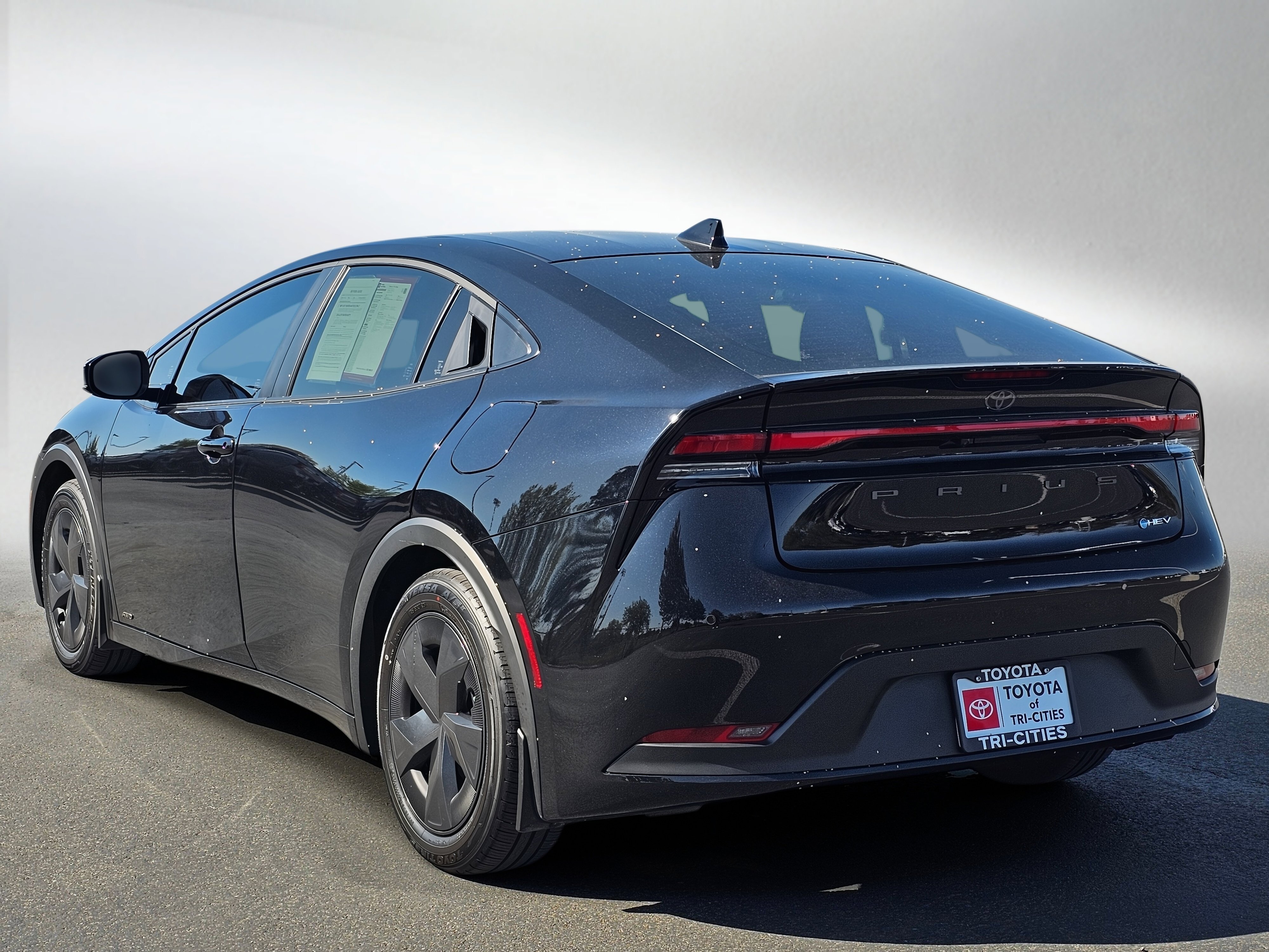 Used 2024 Toyota Prius LE image 3