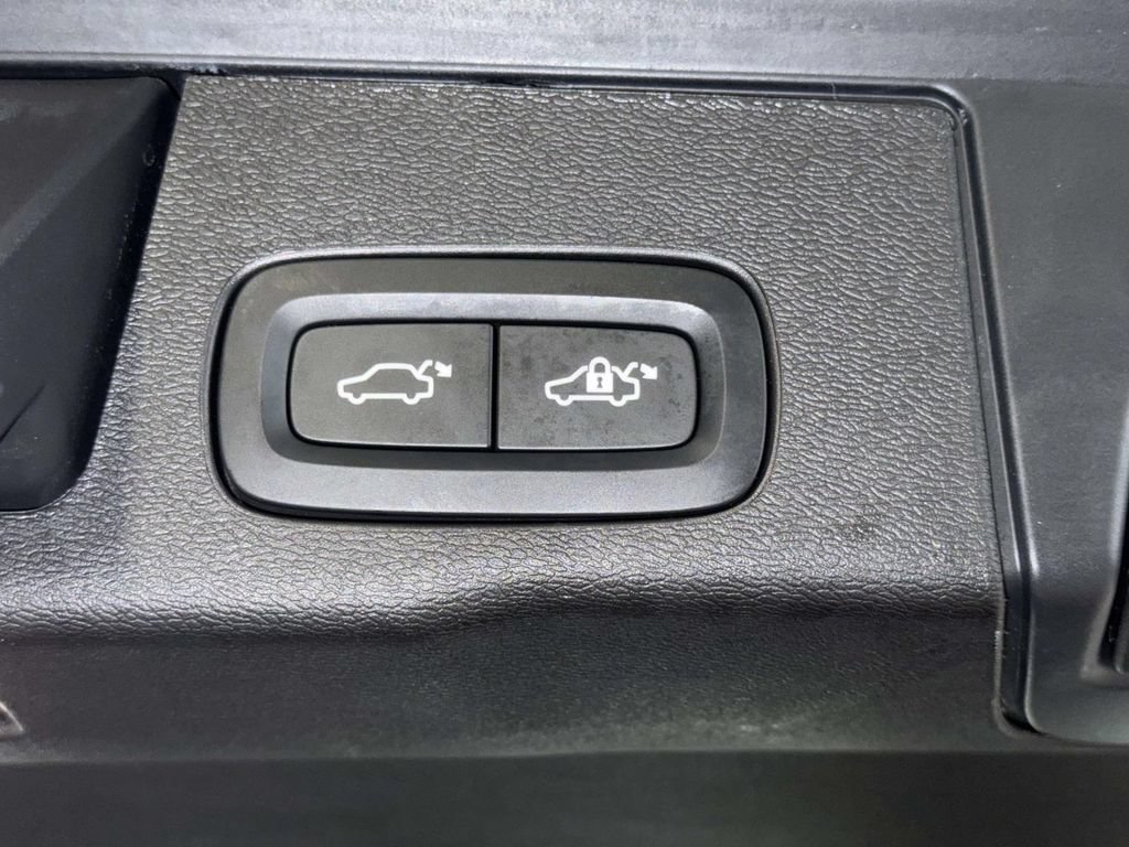 Used 2025 Volvo XC60 T8 Plus w/ Protection Package Premier AWD/4WD image 18