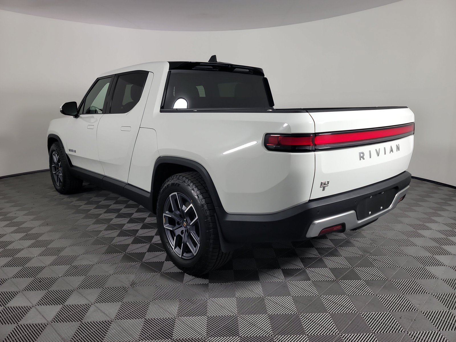 Used 2023 Rivian R1T Adventure AWD/4WD image 3