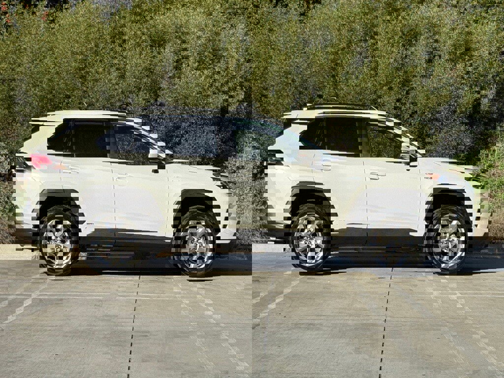 Used 2021 Toyota RAV4 XLE Premium image 10