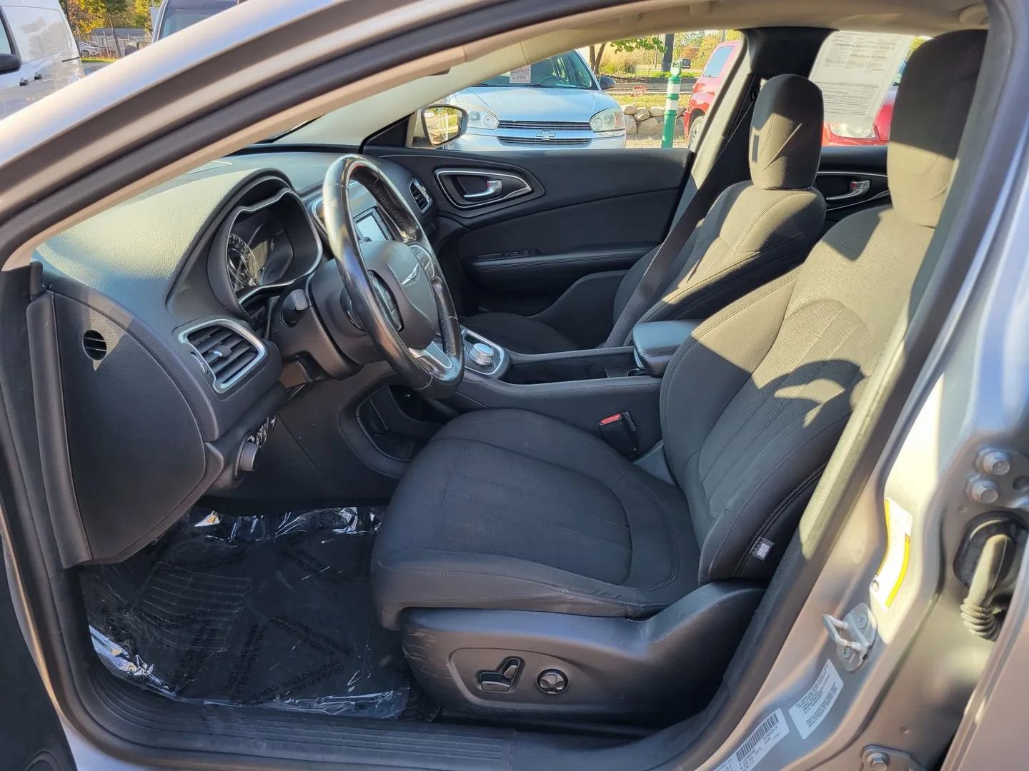 Used 2015 Chrysler 200 Limited w/ Convenience Group image 2