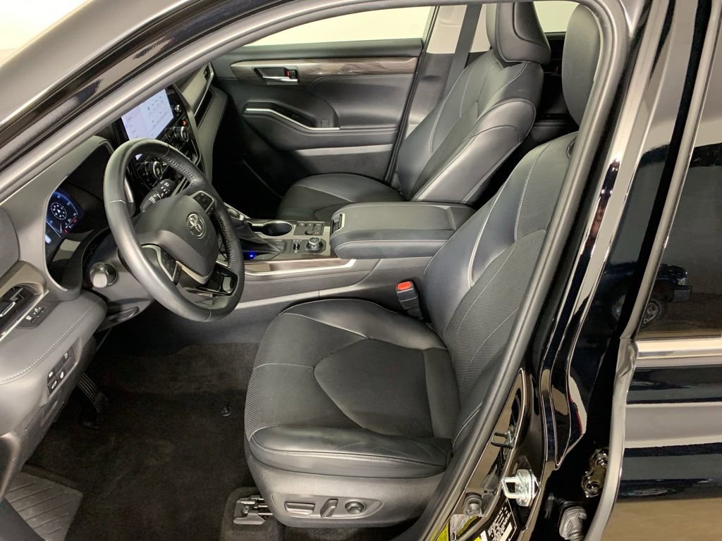 Used 2023 Toyota Highlander Limited image 32