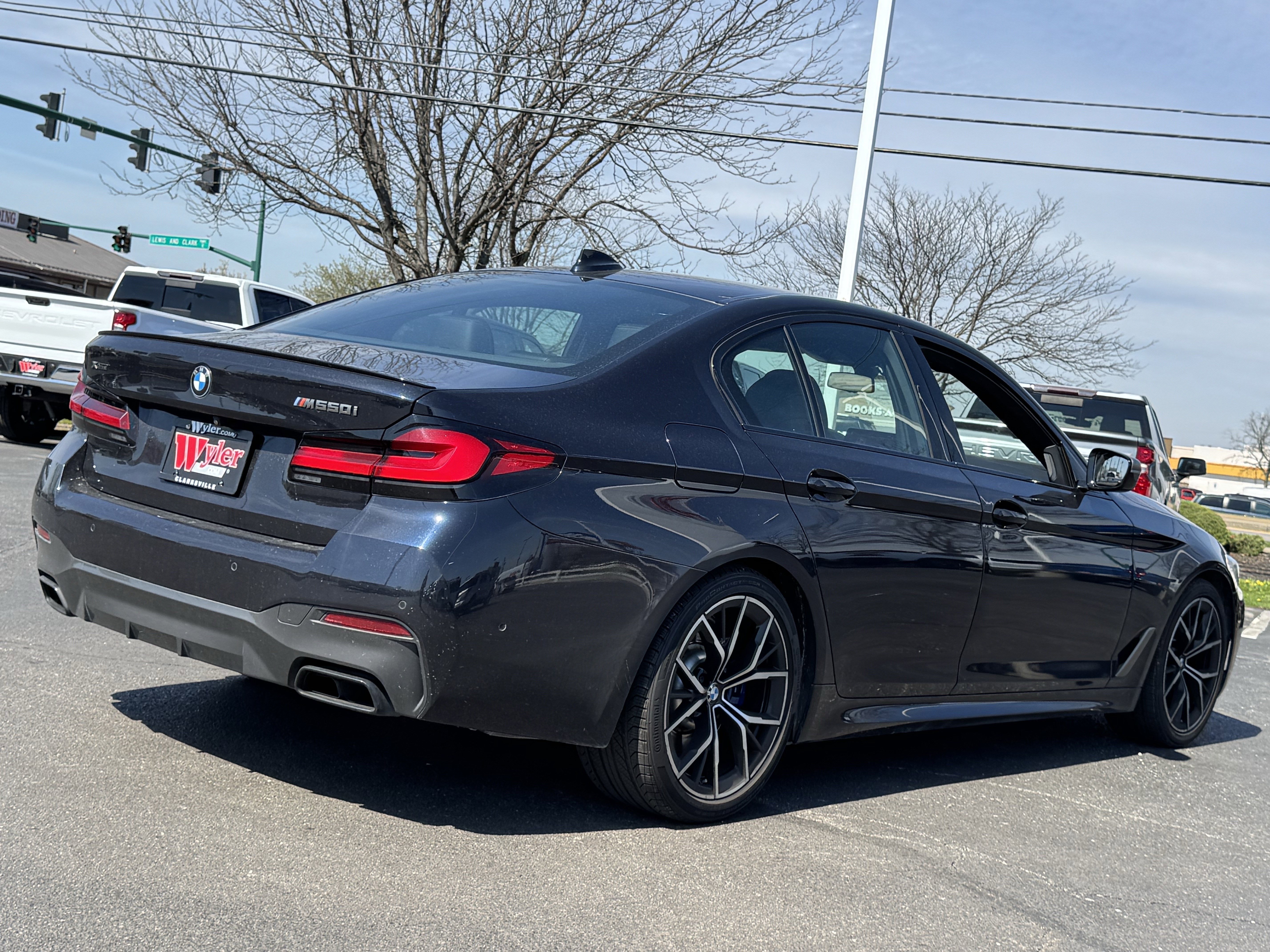 Used 2022 BMW M550i xDrive image 16