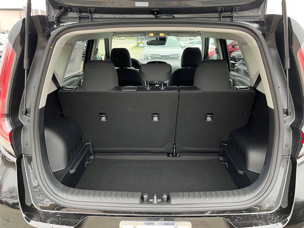 Used 2025 Kia Soul LX w/ LX Technology Package FWD image 28