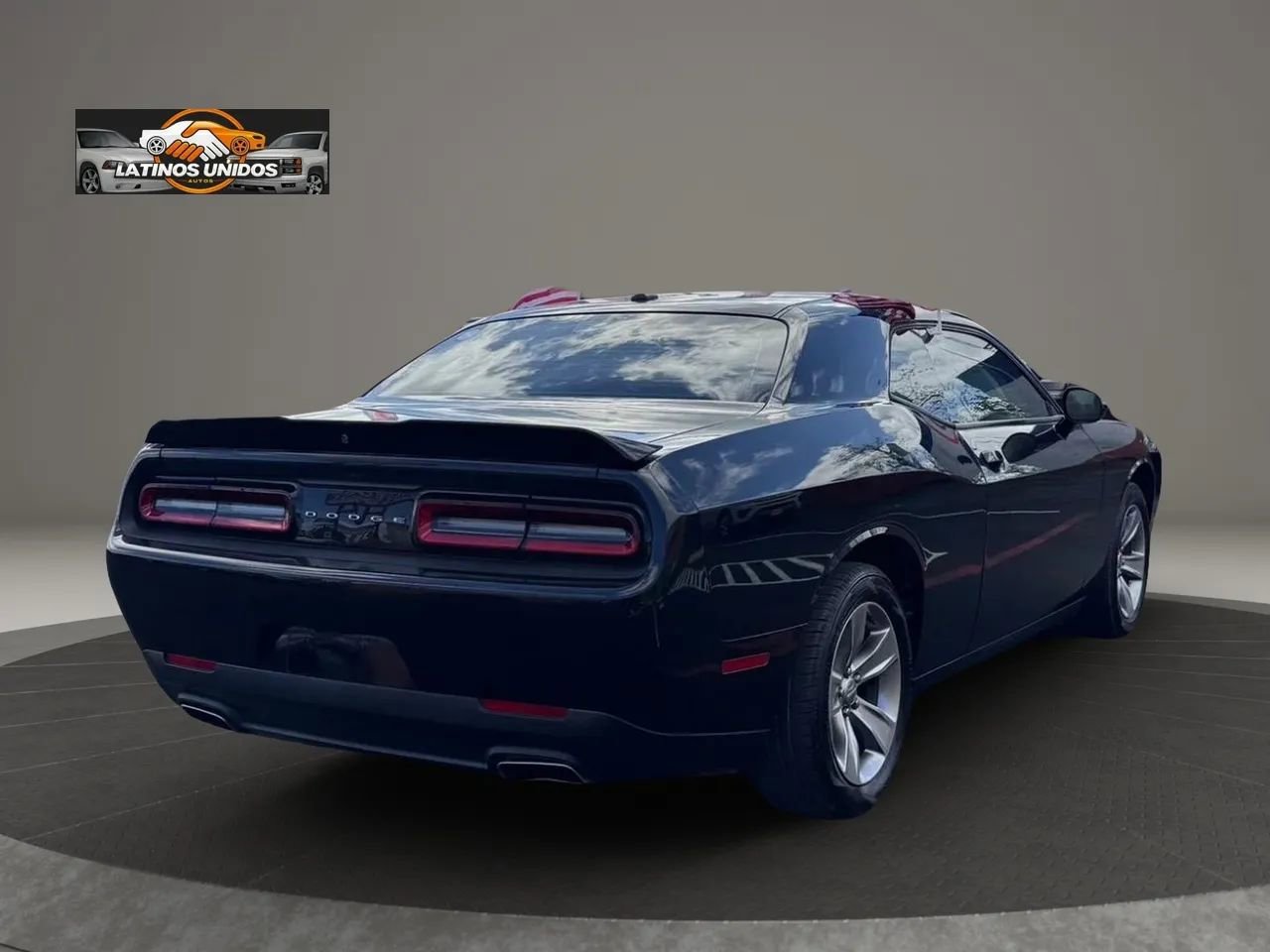 Used 2019 Dodge Challenger SXT image 5
