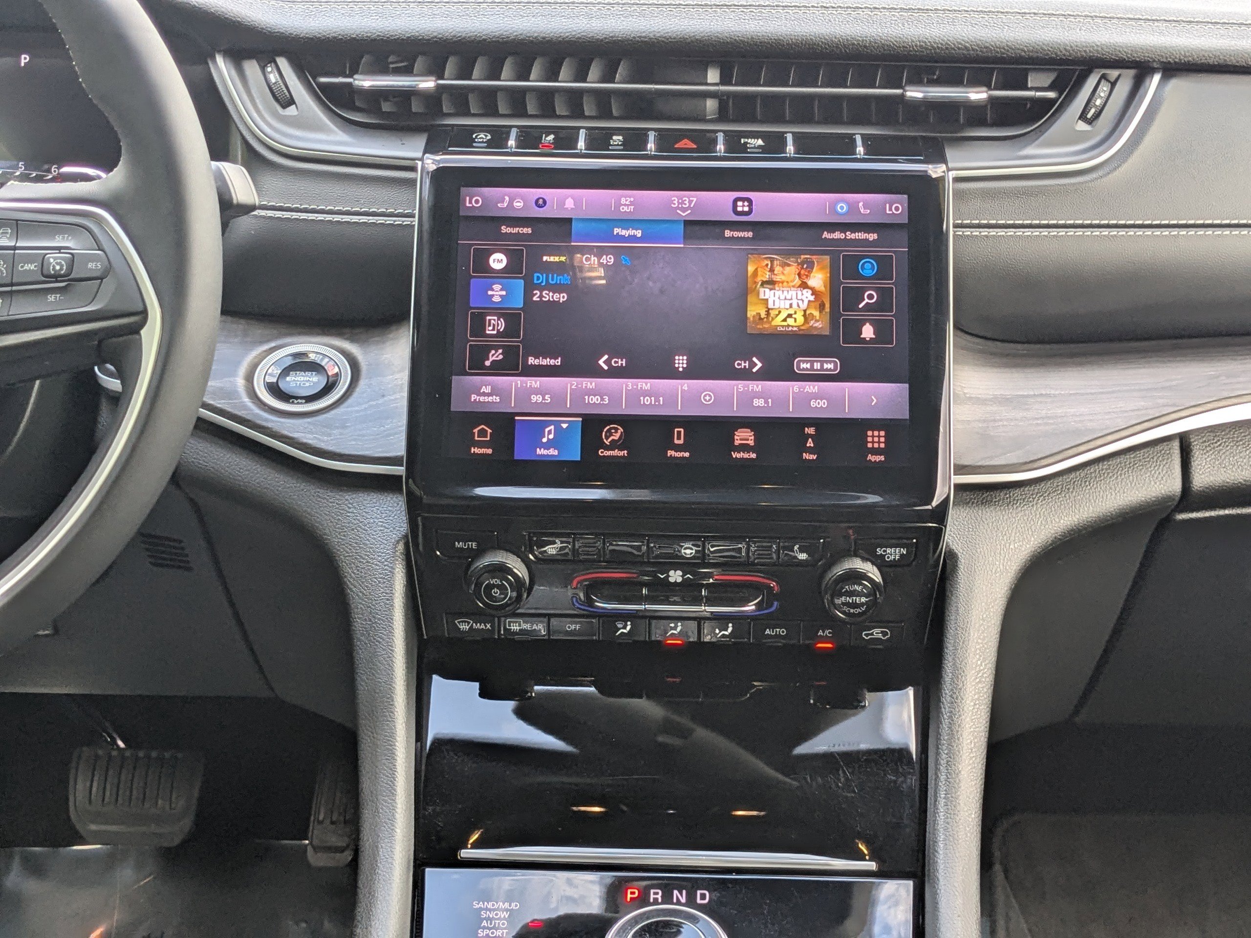 Used 2024 Jeep Grand Cherokee L Limited w/ Black Appearance Package AWD/4WD image 16