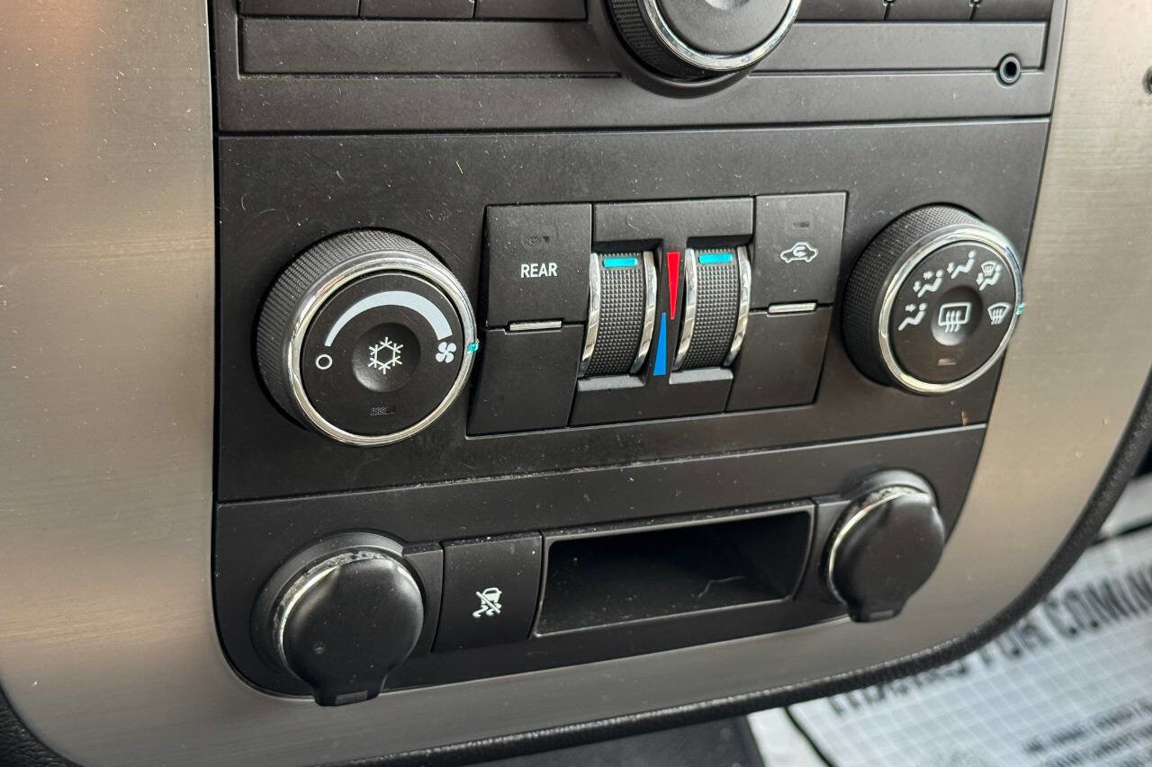 Used 2011 Chevrolet Suburban 2500 image 33