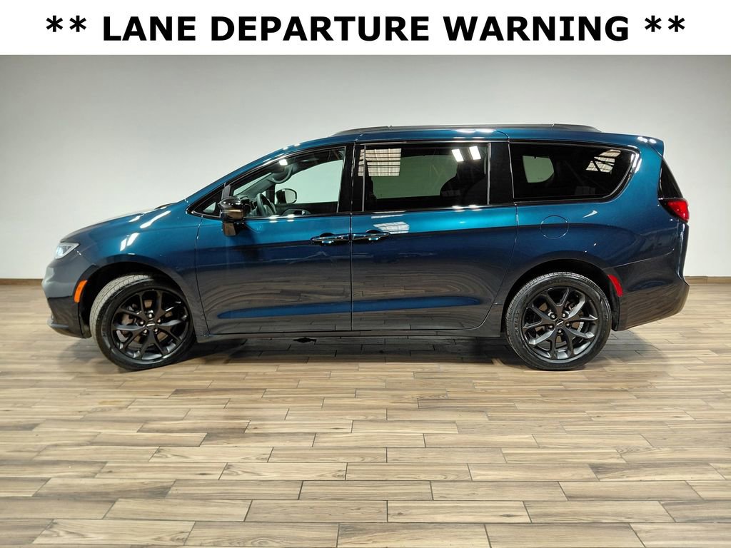 Used 2025 Chrysler Pacifica Limited w/ Trailer Tow Group AWD/4WD image 15