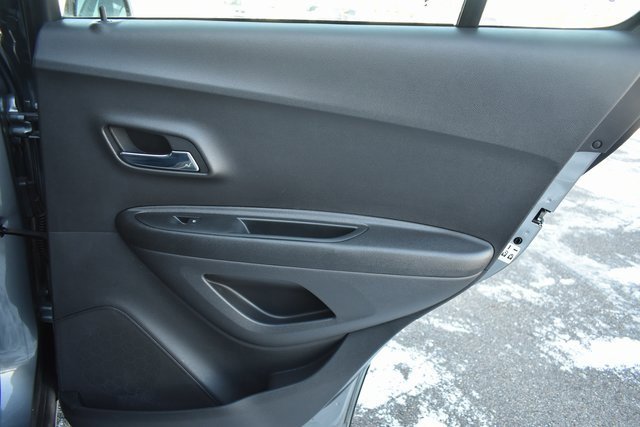 Used 2020 Chevrolet Trax LS image 32