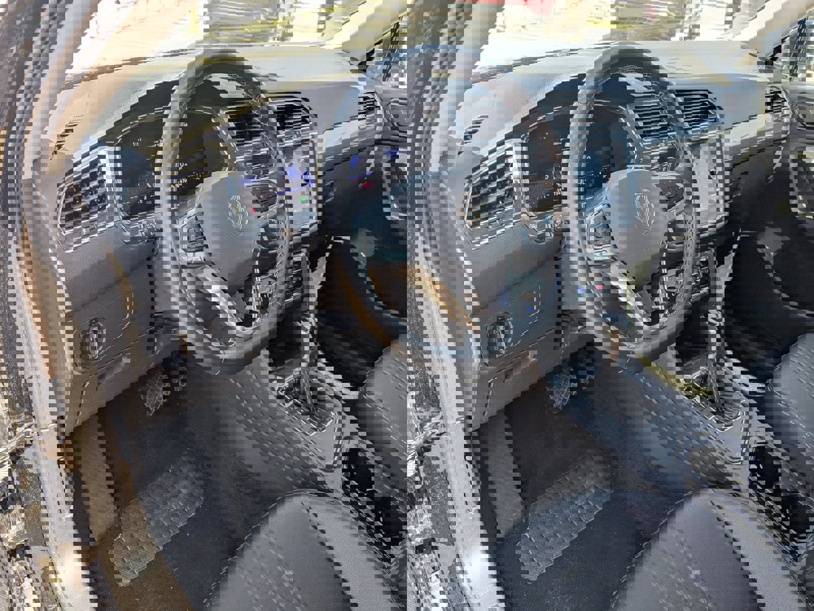 Used 2024 Volkswagen Tiguan SE image 10