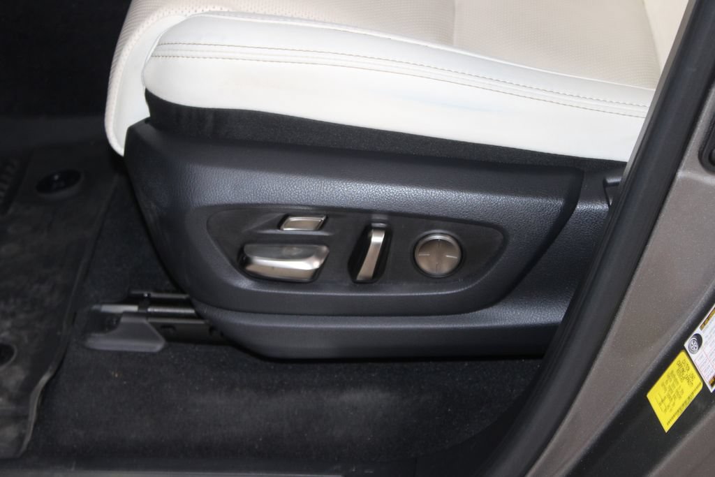 Used 2024 Lexus LX 600 4WD w/ Luxury Package image 17