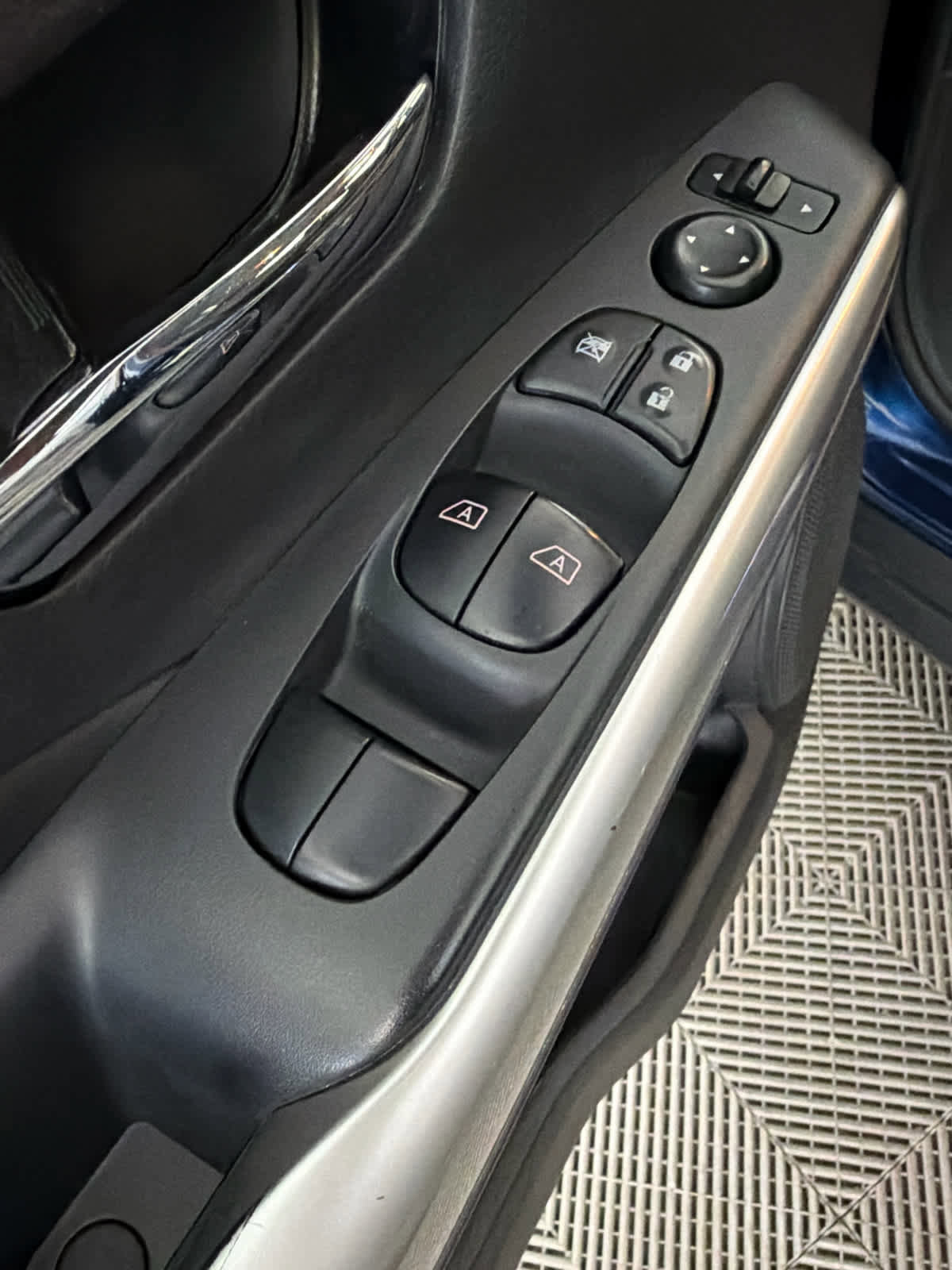 Used 2019 Nissan Kicks SR w/ SR Premium Package FWD image 22