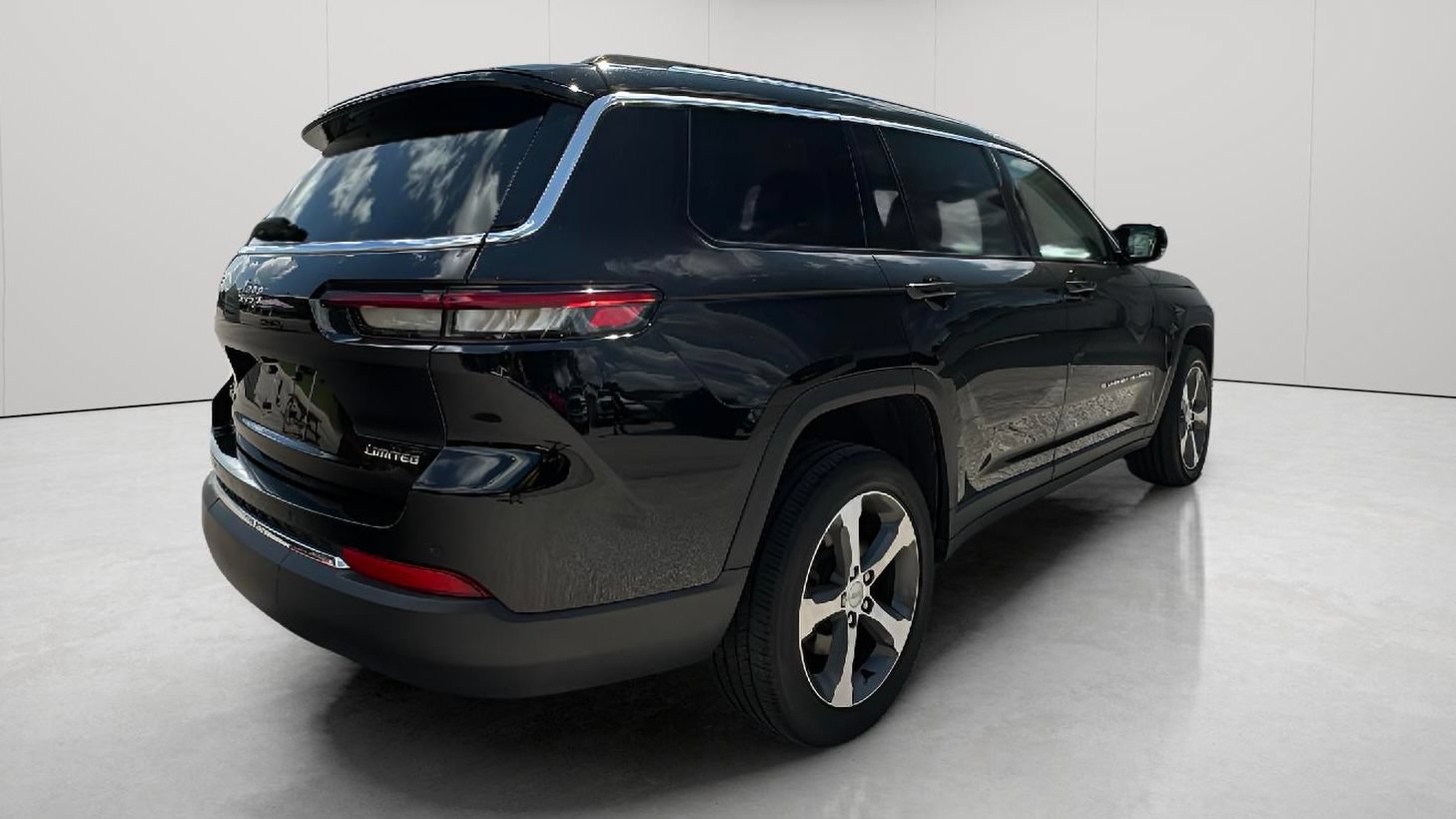 Used 2023 Jeep Grand Cherokee L Limited AWD/4WD image 4