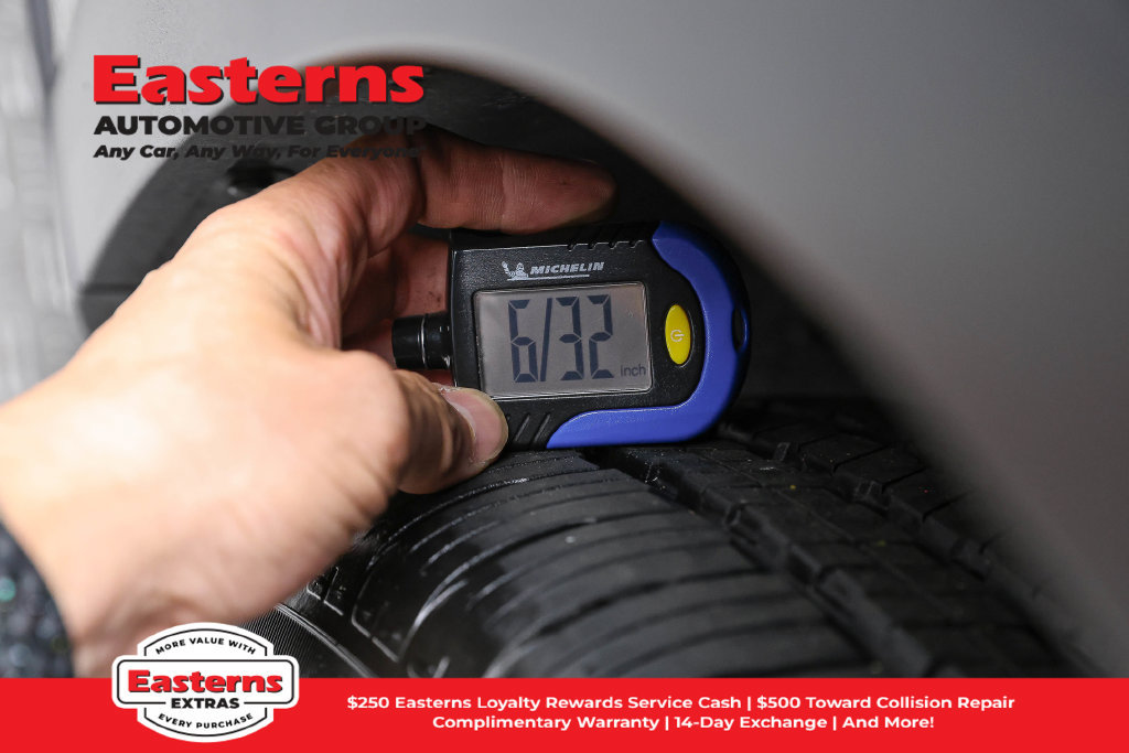 Used 2024 Chevrolet Trax RS FWD image 28