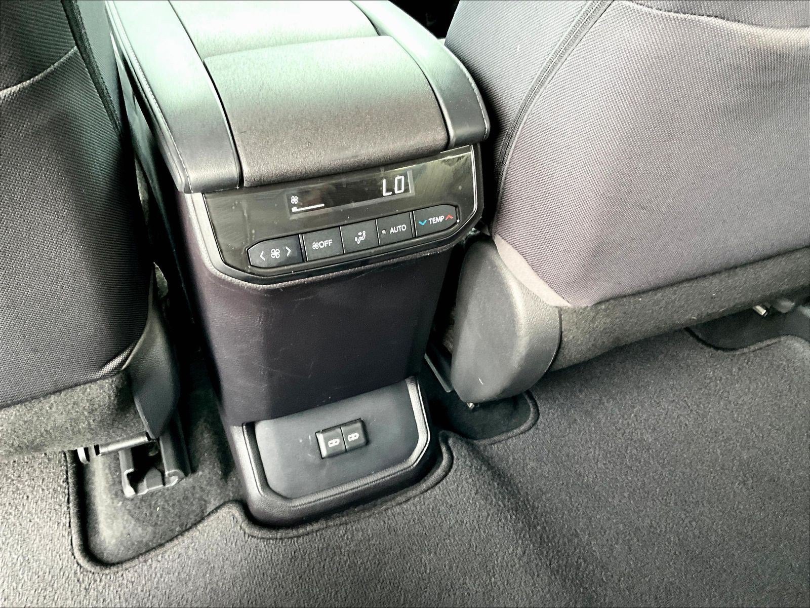 Used 2022 Toyota Highlander LE AWD/4WD image 10