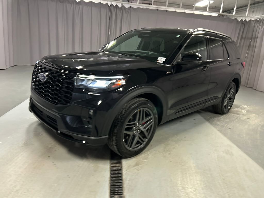 Used 2025 Ford Explorer ST-Line w/ ST-Line Street Pack AWD/4WD image 3