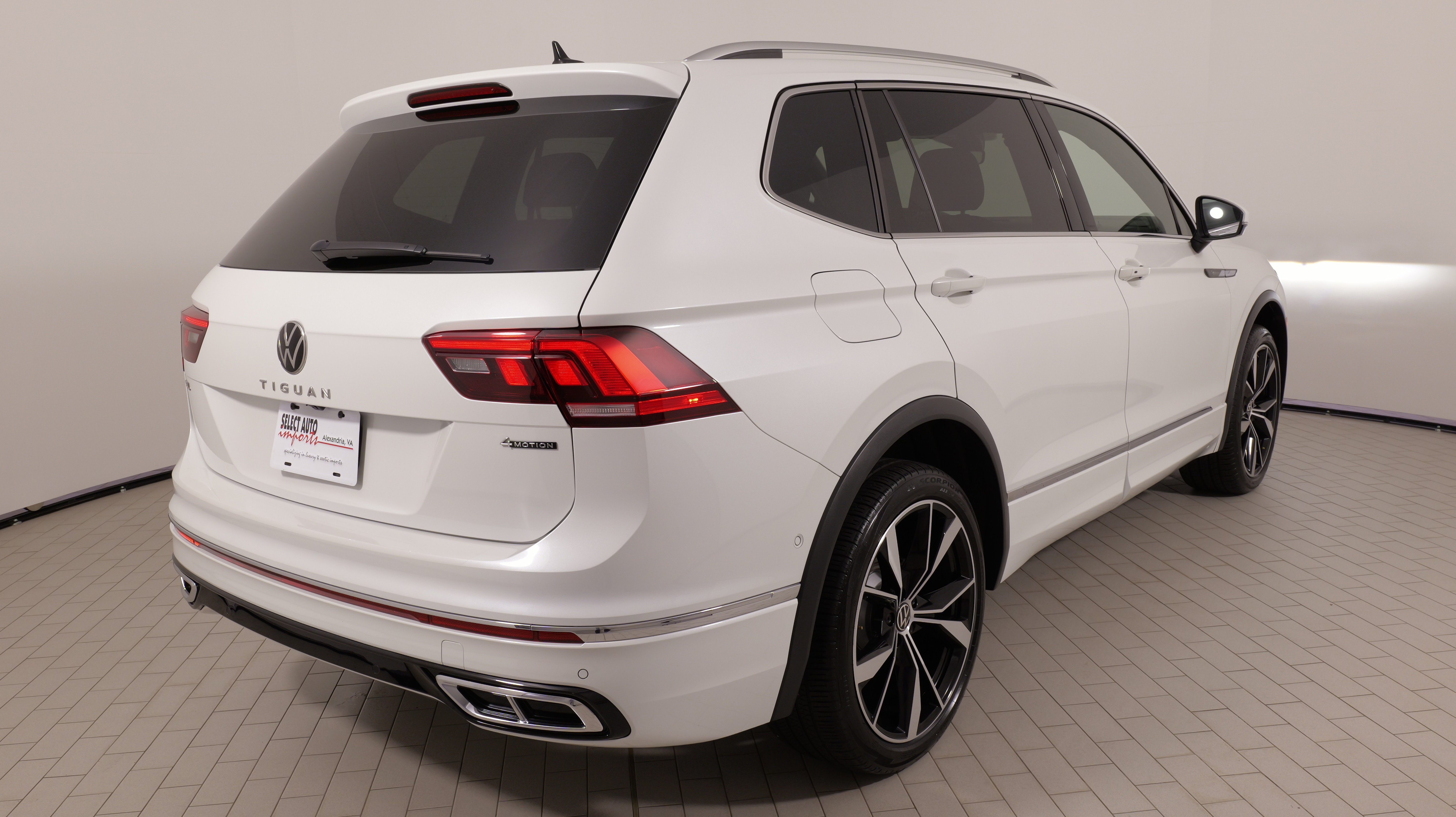 Used 2024 Volkswagen Tiguan SEL R-Line AWD/4WD image 12