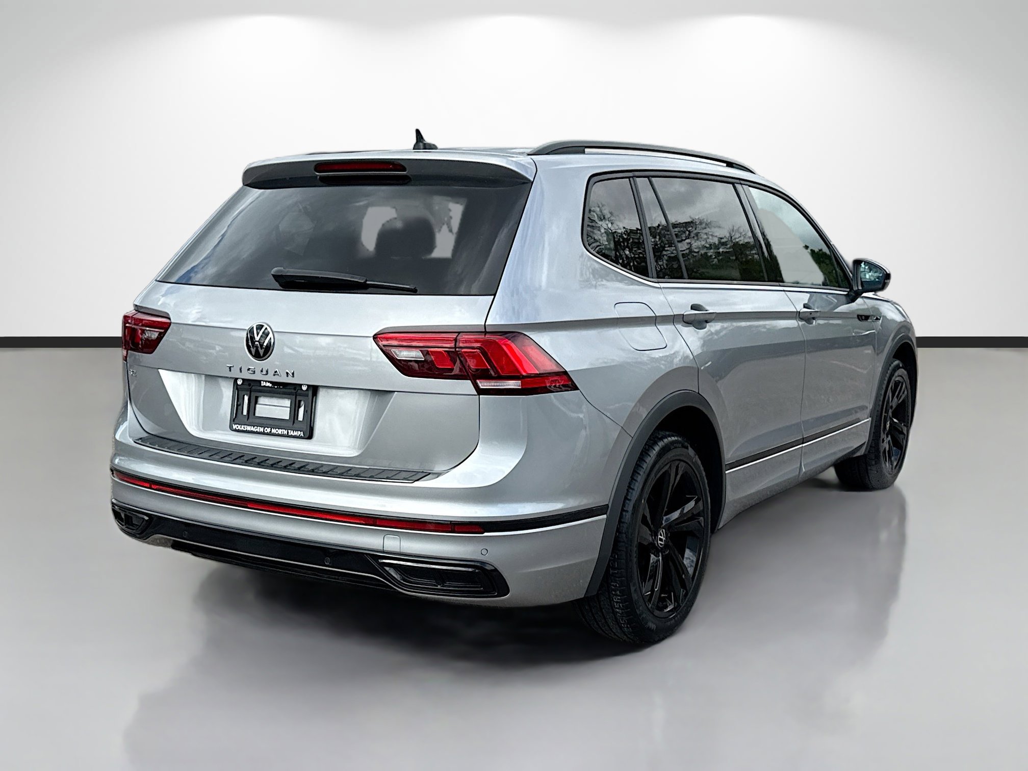 Used 2023 Volkswagen Tiguan SE R-Line image 3