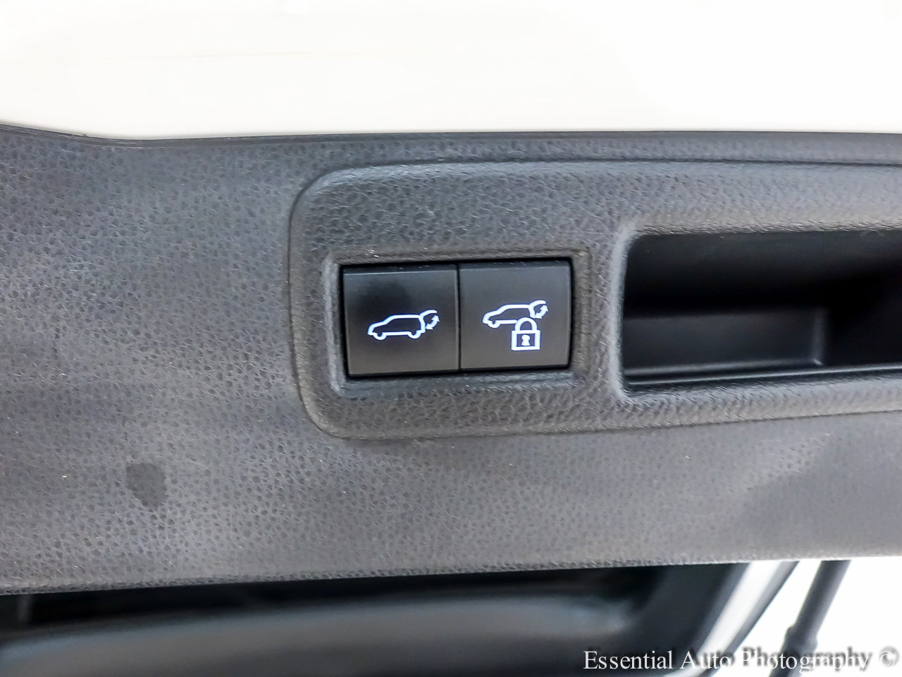 Used 2022 Toyota Venza LE image 28