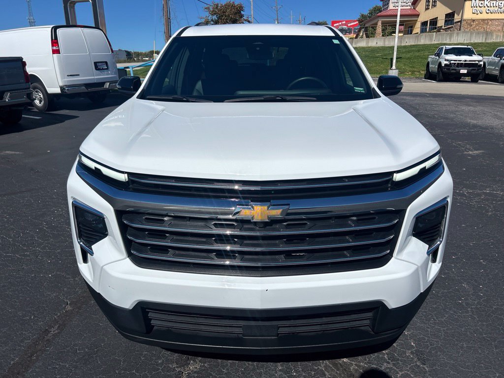 Used 2025 Chevrolet Traverse LT FWD image 2