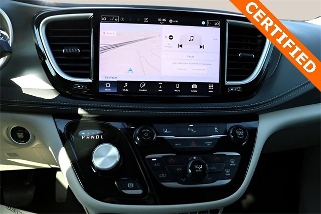 Used 2024 Chrysler Pacifica Select image 23