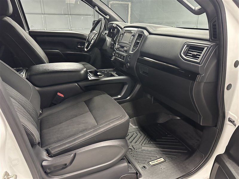 Used 2018 Nissan Titan SV w/ SV Convenience Package AWD/4WD image 11