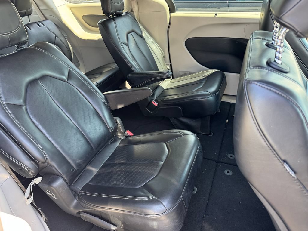 Used 2023 Chrysler Pacifica Touring-L FWD image 4