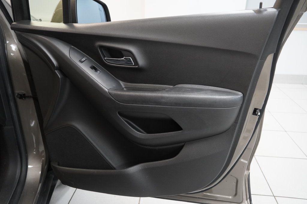Used 2020 Chevrolet Trax LT w/ Driver Confidence Package FWD image 31