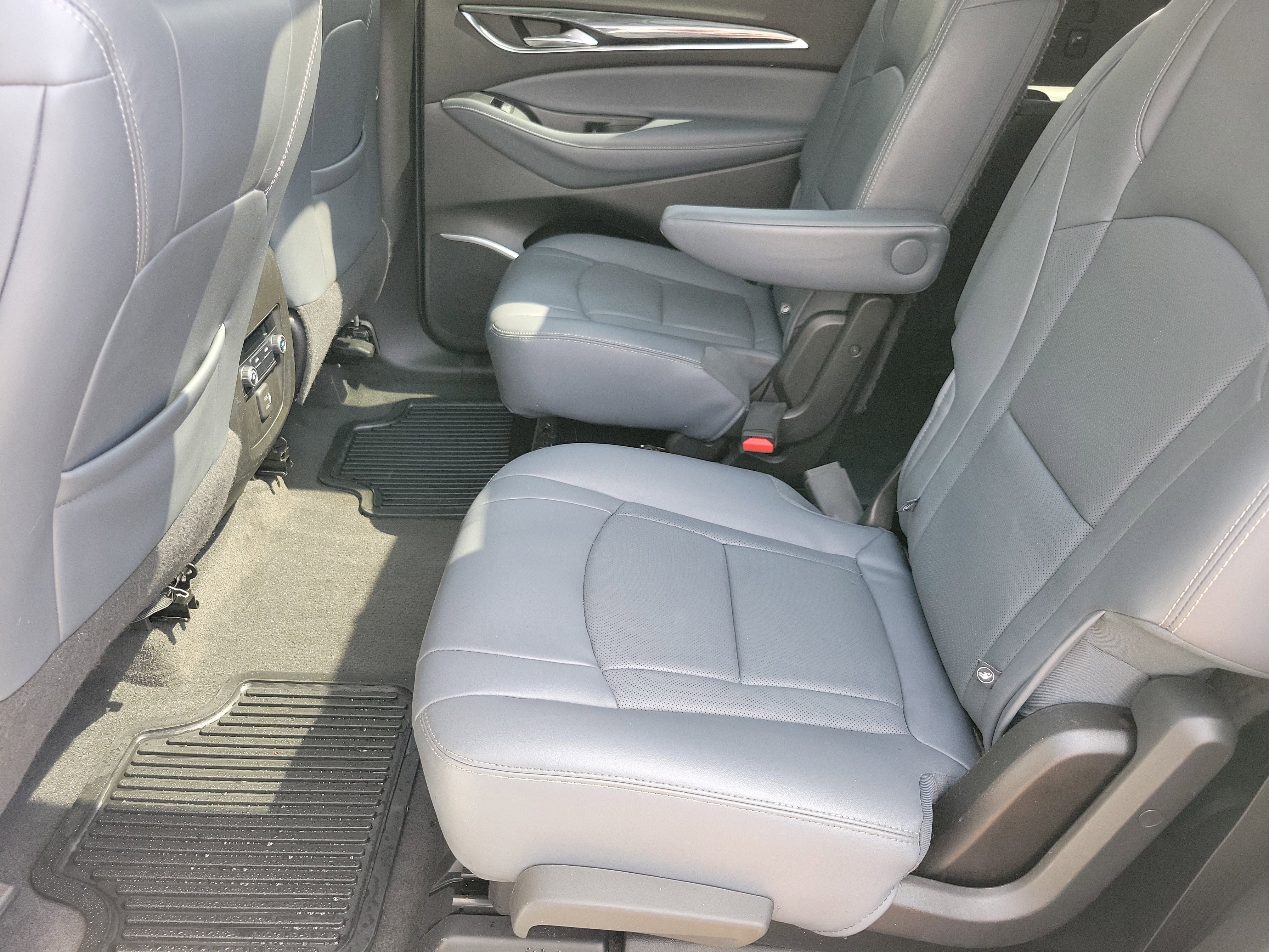 Used 2019 Buick Enclave Essence image 8