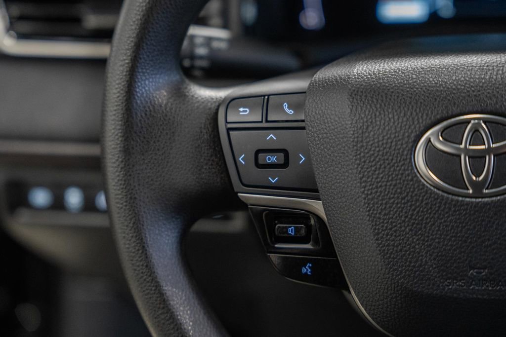 Used 2025 Toyota Camry LE image 28