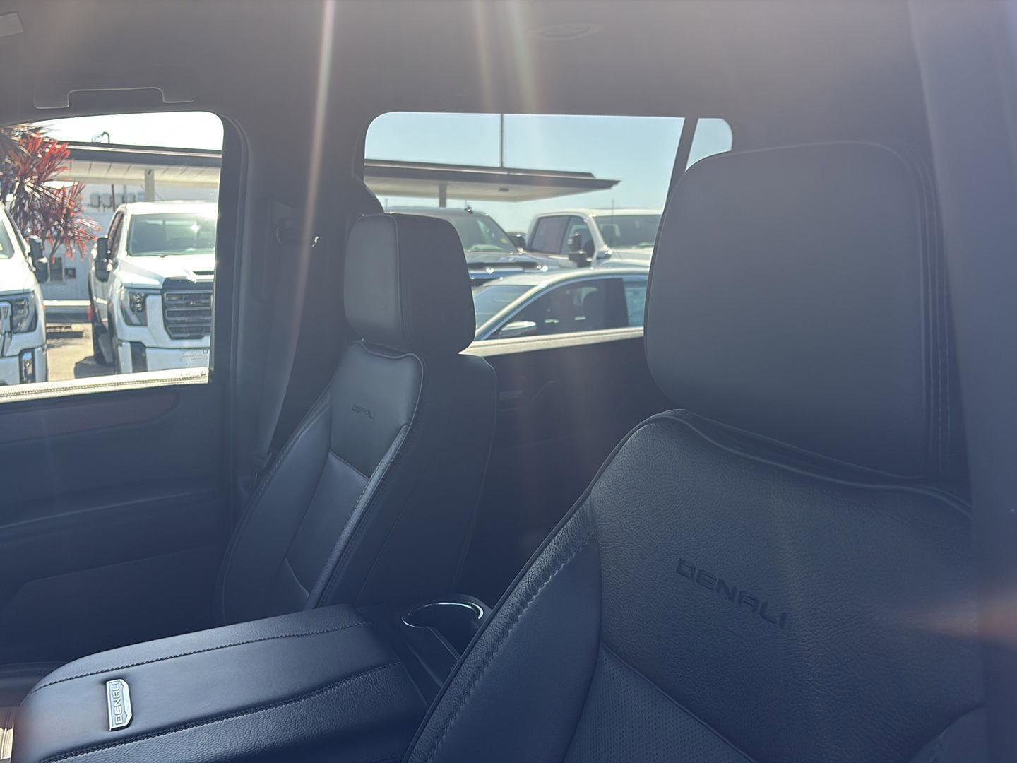 Used 2025 GMC Yukon XL Denali AWD/4WD image 24