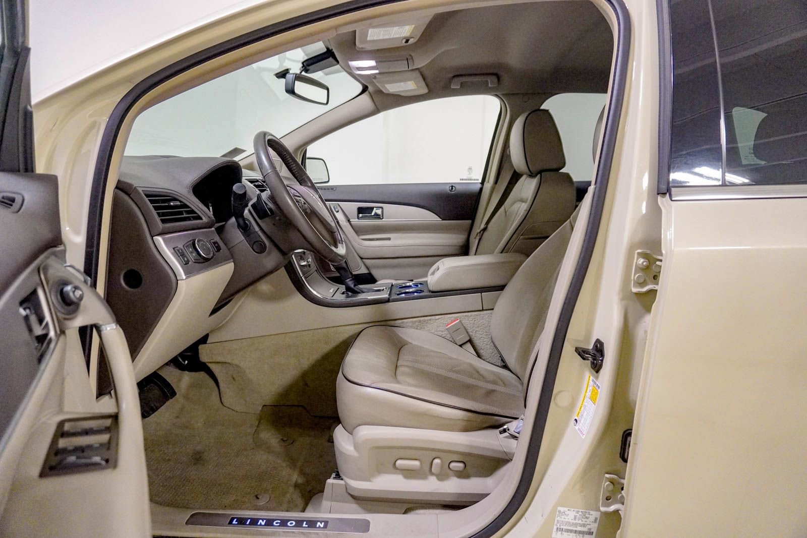 Used 2015 Lincoln MKX FWD w/ Equipment Group 101A image 19