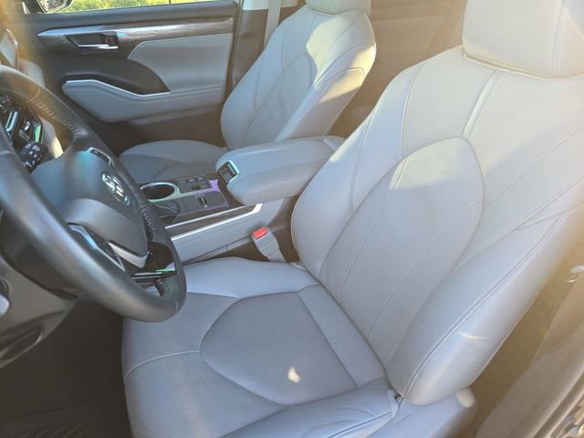 Used 2023 Toyota Highlander Limited image 16